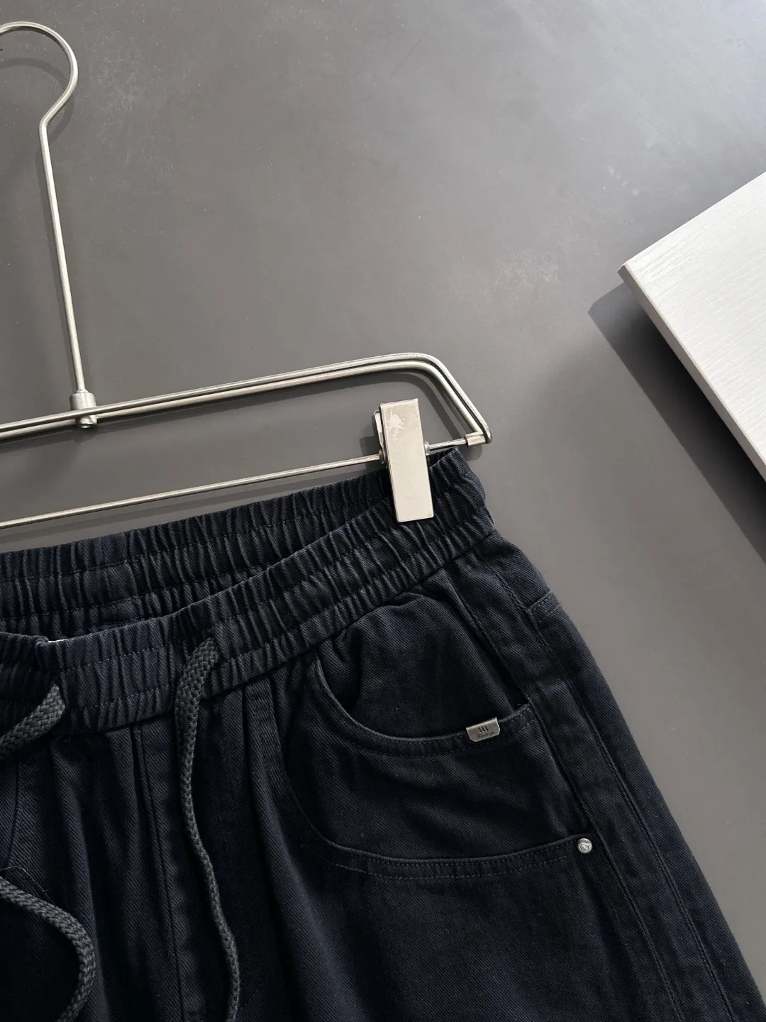 Next day shipment P160 Premium Balenciaga 2026 Spring/Summer New Arrival elastic band casual shorts, counter-customized fabrics Breathable, high comfort, impeccable details, brand element design concept, reflecting high quality. It feels delicate and soft! It presents a casual cut and the upper body shape is great! Sizes:S-3XL